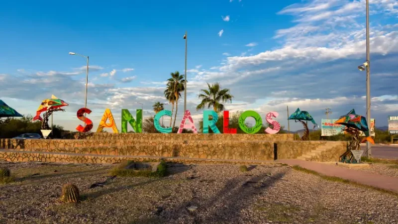 rightly colored block letters for spelling out San Carlos welcomes visitors to San Carlos, Sonora, Mexico